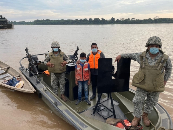 Rescatan a dos personas que se encontraban a bordo de una embarcación artesanal en el río Putumayo