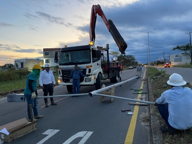 Avanzan obras de expansión de alumbrado público en la calle 40