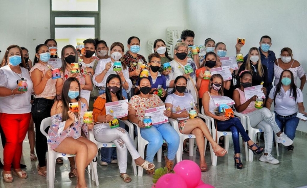 20 madres cuidadoras de Aguazul se graduaron en el taller de souvenirs para el turismo