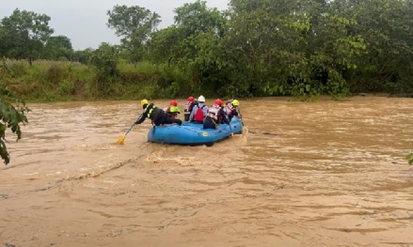 Bomberos de Yopal realizan rescate de tres personas arrastradas por el río Charte