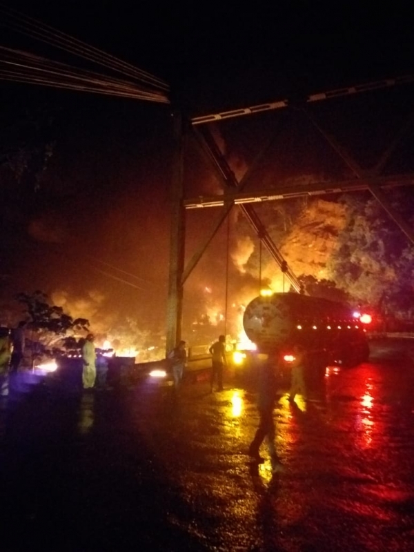 Cerrado puente la Cabuya por explosión de tractocamión