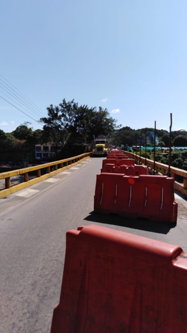 Tránsito normal sobre el puente del río Túa