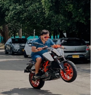 En la vía a Punto Nuevo joven motociclista perdió el control y terminó contra una cerca: Su estado de salud es crítico
