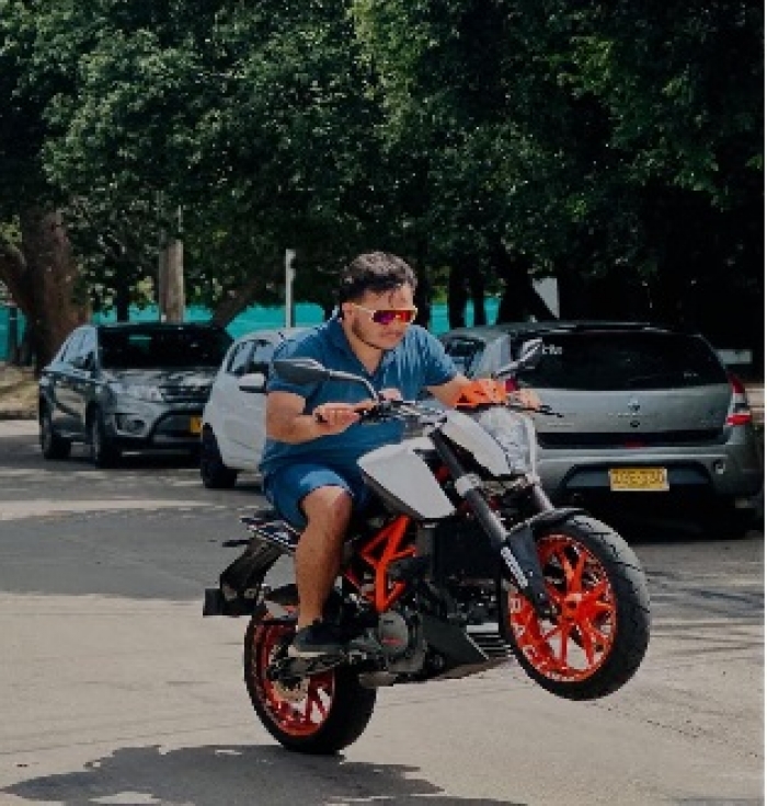 En la vía a Punto Nuevo joven motociclista perdió el control y terminó contra una cerca: Su estado de salud es crítico