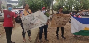 Por falta de transporte escolar padres de familia de Tacarimena protestaron frente a la Alcaldía de Yopal