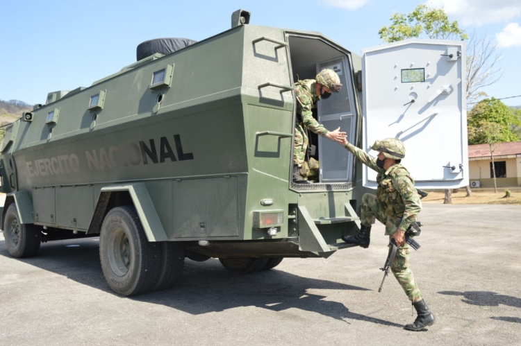 Ejército envía vehículos blindados para movilizar tropas en Arauca