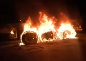 Emergencia por tracto camión cargado con gas natural que se incendió en vía a Monterrey