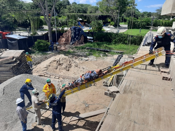 Dos trabajadores resultaron lesionados tras caer de un tercer piso de una construcción en Yopal