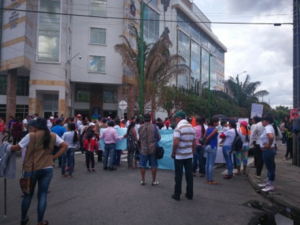 Mujeres de asociaciones sociales protestaron ante la Gobernación