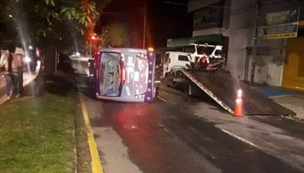 Presunto conductor de buseta ebrio se volcó al pasar sobre una grúa de tránsito en Yopal