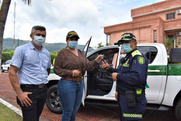 Alcaldía entregó una camioneta y tres motocicletas a la Policía para fortalecer la seguridad de Aguazul