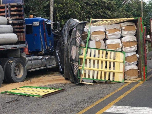 Ileso salió el conductor de un camión tras sufrir accidente de tránsito en vía a Paz de Ariporo