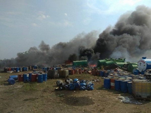 Incendio en patio de Serpet JR, alertó a la comunidad por el humo negro ocasionado