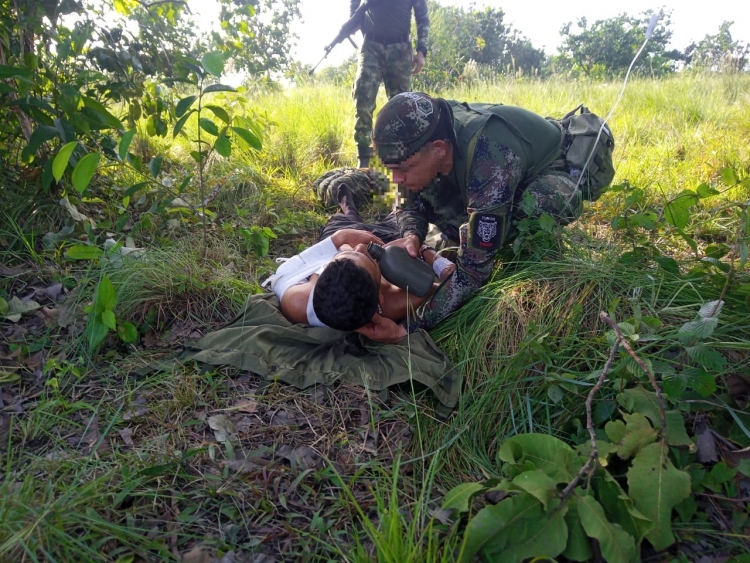 Ejército le salvó la vida a guerrillero herido en combate, quien minutos antes había atacado a la tropa con ráfagas de fusil en Arauca