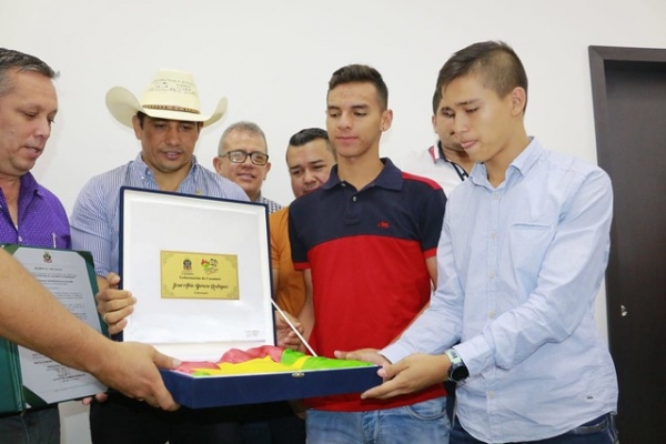 Gobernador condecoró a deportistas destacados con Medalla de Honor al Mérito Ciudadano