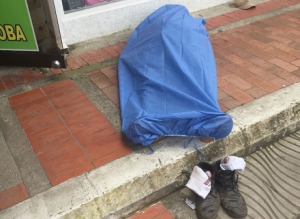 Adulto mayor falleció en la calle, esperando una ambulancia