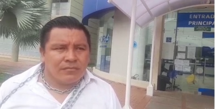 Carlos Julio Vivas se encadena para exigir a la Nueva EPS la remisión de su hijo en Yopal