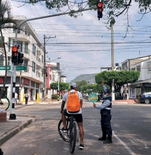 Yopal: promotores orientan a ciudadanos en las nuevas intersecciones semafóricas