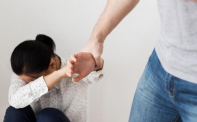 A la cárcel por golpear a su pareja