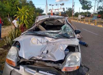Violento choque de un carro contra una volqueta en Yopal