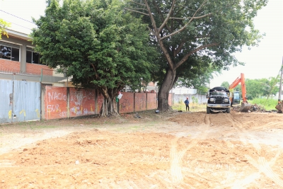 Barrio La Esperanza recibe mantenimiento en vías y alumbrado