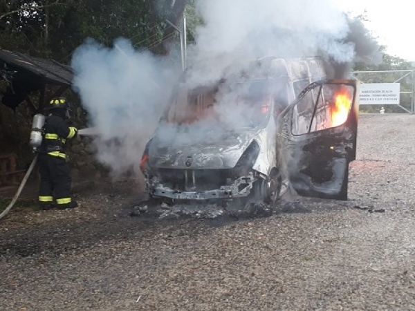 Autoridades investigan quema de microbús frente a Termomechero
