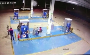 Asalto a estación de servicio quedó registrado en cámara de seguridad