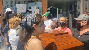 Con un ataúd protestaron frente a la Fiscalía exigiendo justicia por el asesinato de Sonia Díaz