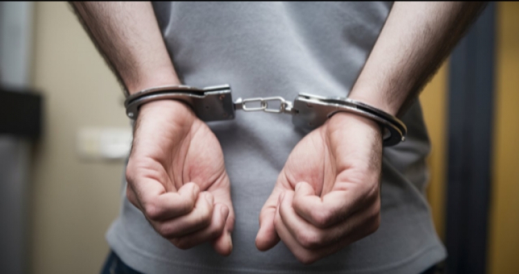 Autoridades detuvieron a hombre acusado de violencia intrafamiliar