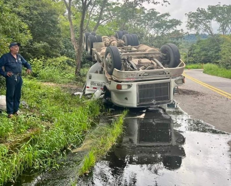 Tractomula con carga líquida de crudo se volcó en la Marginal del Llano a la altura de La Nevera