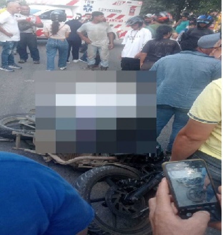El rostro de la tragedia: Momentos de dolor tras el accidente de la calle 40 donde falleció un motociclista