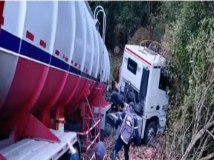 Tracto camión cisterna se salió de la vía en el sector de Curisí
