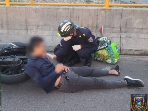 Motociclista se fracturó a clavícula y la pierna izquierda luego de chocar con un tractocamión