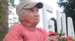 Abuelito de 80 años se niega a ir a ancianato y a cambio pide que le ayuden a arreglar su casa