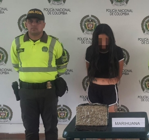 Mujer de 25 años y adolescente fueron sorprendidas llevando 500 gramos de marihuana en el equipaje