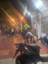 Inaudito: como no se pudo robar el celular lo rompió golpeándolo contra el piso