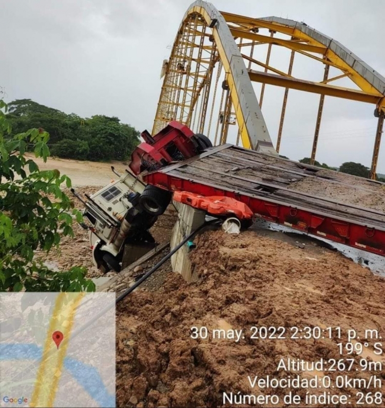 Conductor de tracto camión perdió el control y se salió de la vía a la altura del puente sobre el río Chitamena