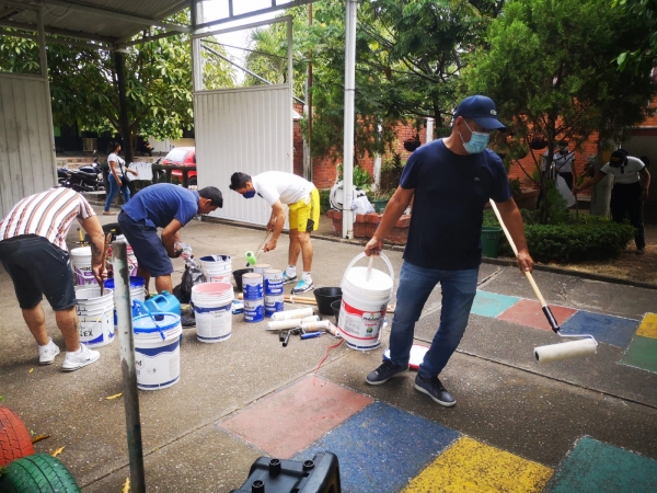 En el colegio Braulio González sede Simón Bolívar también se sumaron a pintar la Institución Educativa