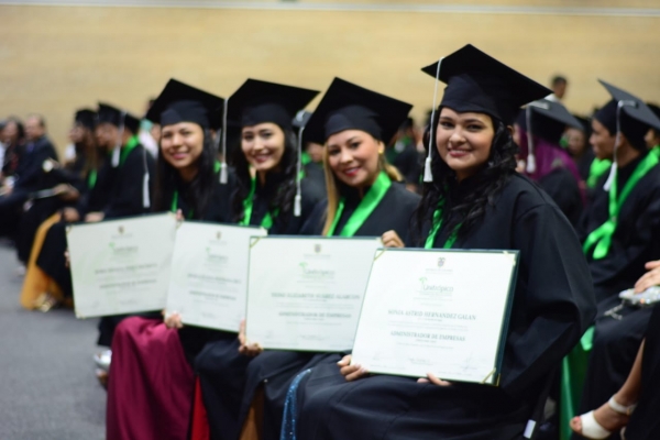 Con honores, Unitrópico graduó a 251 jóvenes