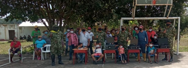 Computadores y pupitres regaló el Ejército Nacional a escuela rural de Casanare