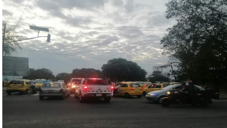 Manifestación de taxistas impide el ingreso al aeropuerto El Alcaraván