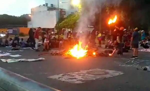 Con grafitis en las vallas instaladas por la Policía, culminó manifestación de jóvenes en Yopal