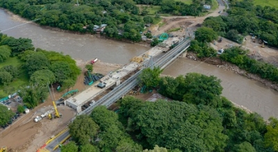 Puente Chárte, logró la unión de sus dos extremos, gracias a la fundición de la dovela final
