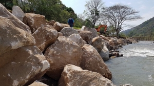 Enrocado sobre el río Cravo sur, obra de mitigación para temporada de lluvia