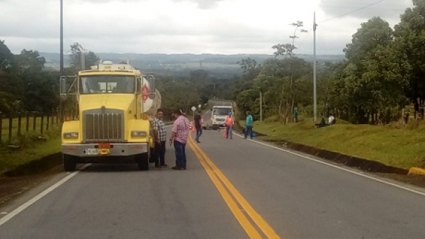 Accidente de tránsito causó graves lesiones a jóvenes motociclistas