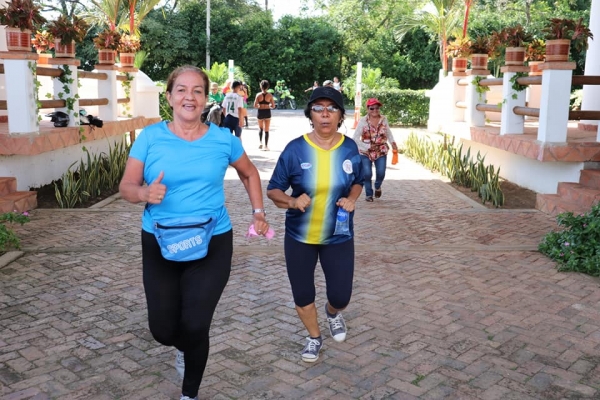 Deportistas y aficionados corrieron en contra de la Violencia contra la Mujer