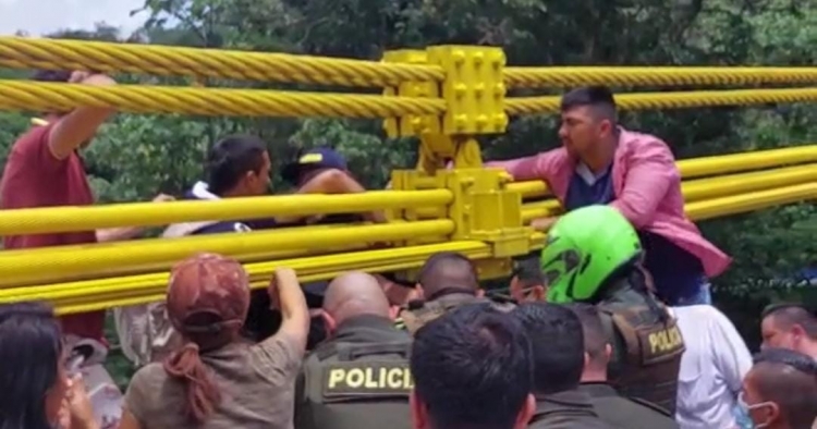 Bomberos, Policía y comunidad evitaron que una mujer se lanzara desde el puente La Cabuya en Yopal