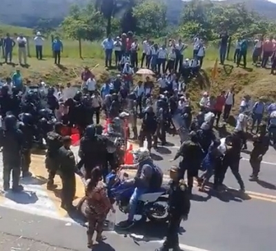 Bloqueo vial por estudiantes de La Turua terminó en disturbios