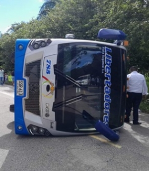 Bus de la empresa Los Libertadores se volcó en la vía Tame -Arauca