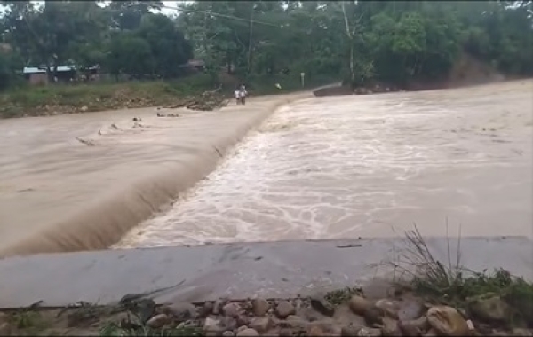 En Aguazul buscan a menor arrastrada por creciente súbita en quebrada La Vegana